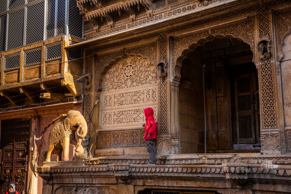Sculpture of elephant in front of Nathmal ki Haveli